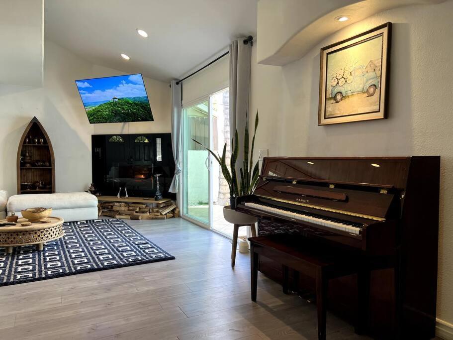 Stylish Mediterranean Villa, Pool, Jacuzzi, Hollywood & Malibu Bliss Лос-Анджелес Экстерьер фото